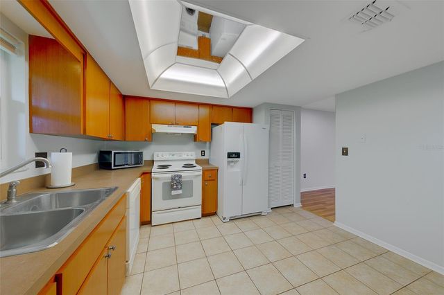 9881 113TH STREET 215, Seminole, FL 33772