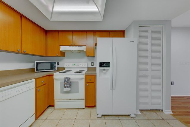 9881 113TH STREET 215, Seminole, FL 33772