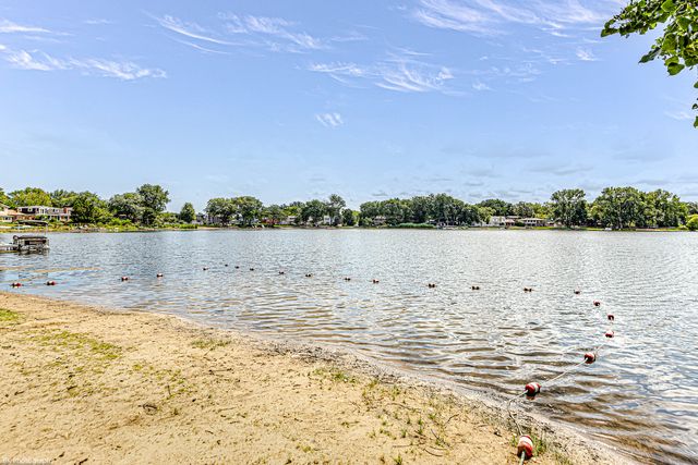 2319 Springhill Lane, Lindenhurst, IL 60046