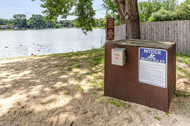 2319 Springhill Lane, Lindenhurst, IL 60046