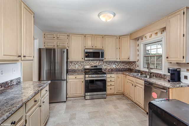 2319 Springhill Lane, Lindenhurst, IL 60046