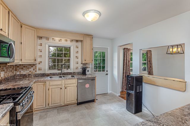 2319 Springhill Lane, Lindenhurst, IL 60046