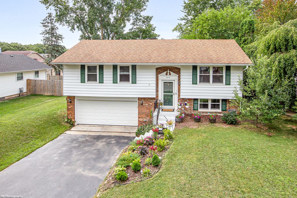 2319 Springhill Lane, Lindenhurst, IL 60046