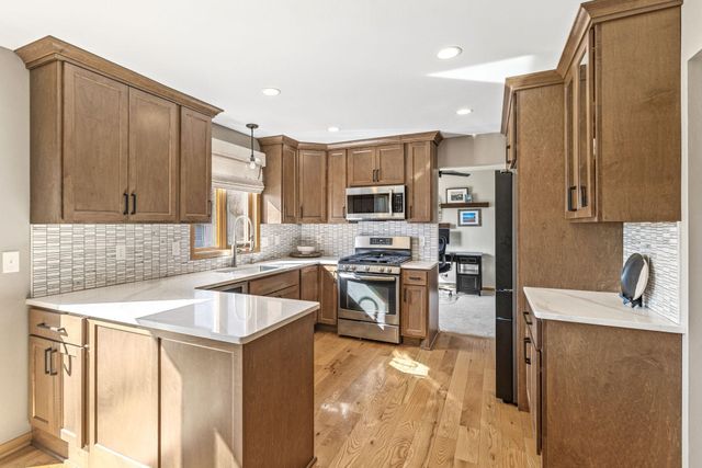 18745 39th Avenue N, Plymouth, MN 55446