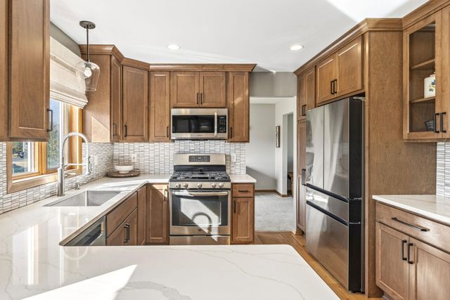 18745 39th Avenue N, Plymouth, MN 55446