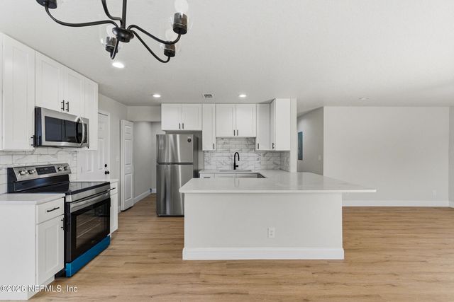 7661 KNOLL Drive N, Jacksonville, FL 32221