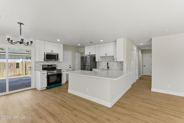 7661 KNOLL Drive N, Jacksonville, FL 32221