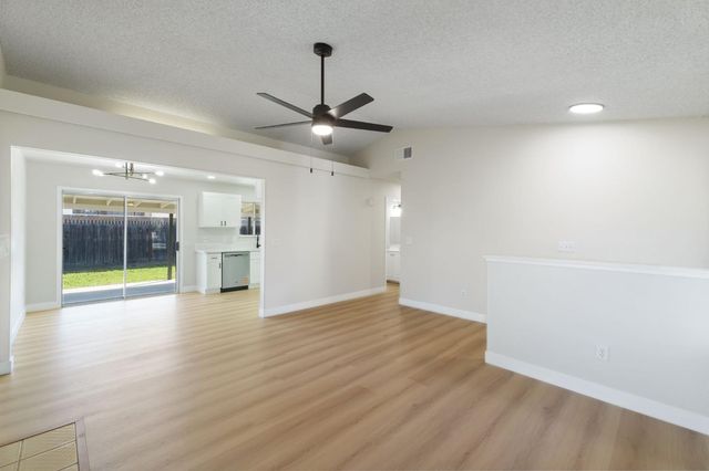 4074 E Robinson Avenue, Fresno, CA 93726