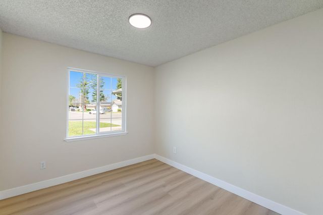 4074 E Robinson Avenue, Fresno, CA 93726