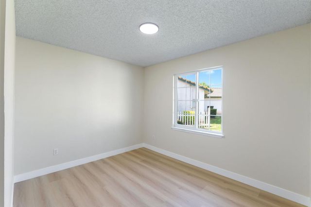 4074 E Robinson Avenue, Fresno, CA 93726