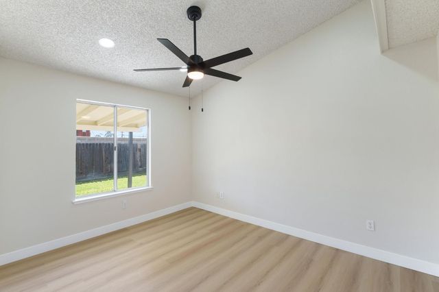 4074 E Robinson Avenue, Fresno, CA 93726