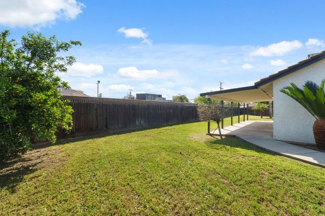 4074 E Robinson Avenue, Fresno, CA 93726