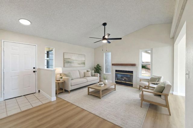 4074 E Robinson Avenue, Fresno, CA 93726