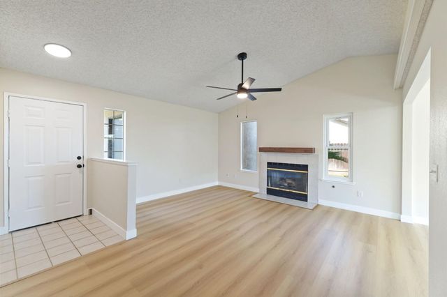 4074 E Robinson Avenue, Fresno, CA 93726