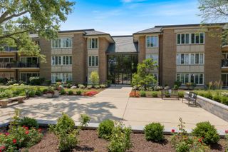 2 Oakbrook Club Drive B207, Oak Brook, IL 60523