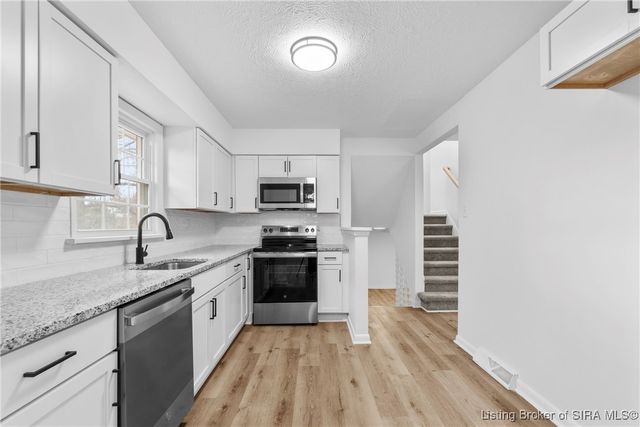 3136 Middle Road, Jeffersonville, IN 47130