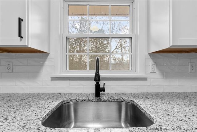 3136 Middle Road, Jeffersonville, IN 47130