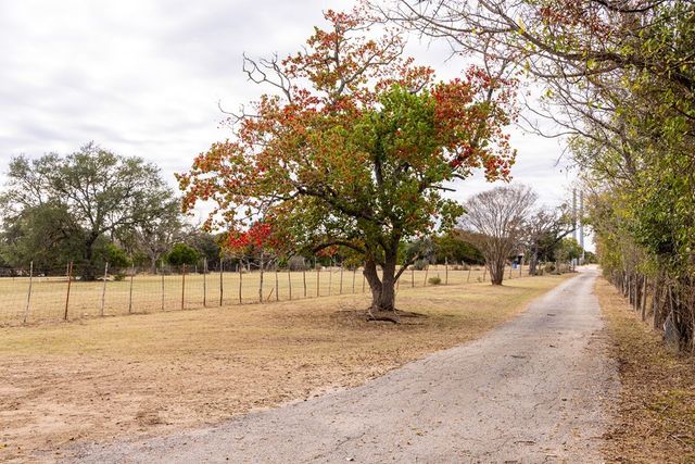 213 Verde Hills, Center Point, TX 78010