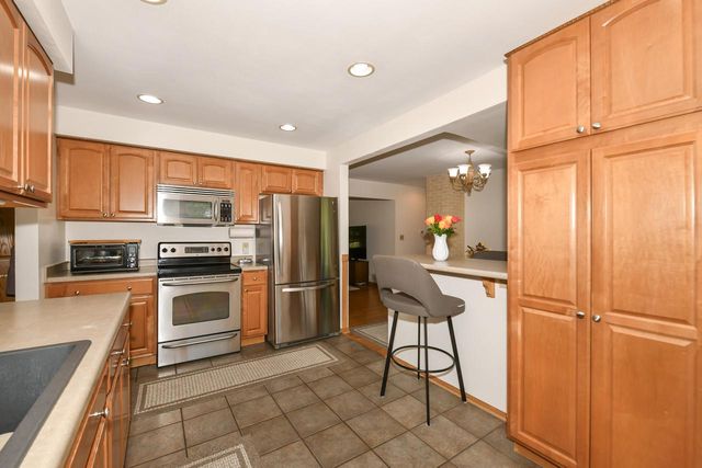 875 Plateau LANE, Waukesha, WI 53186