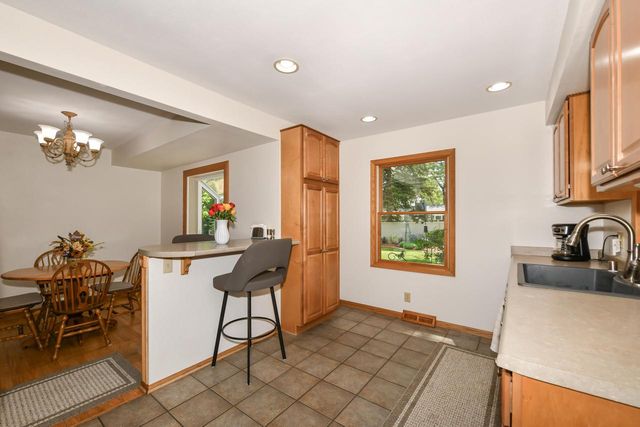 875 Plateau LANE, Waukesha, WI 53186