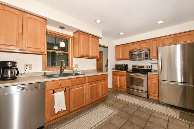 875 Plateau LANE, Waukesha, WI 53186