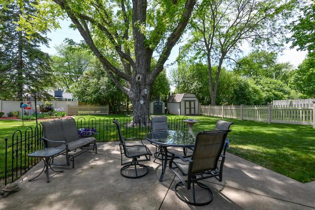 875 Plateau LANE, Waukesha, WI 53186