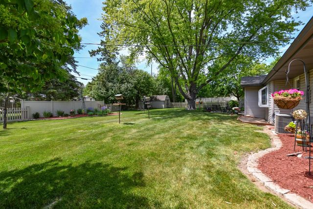 875 Plateau LANE, Waukesha, WI 53186