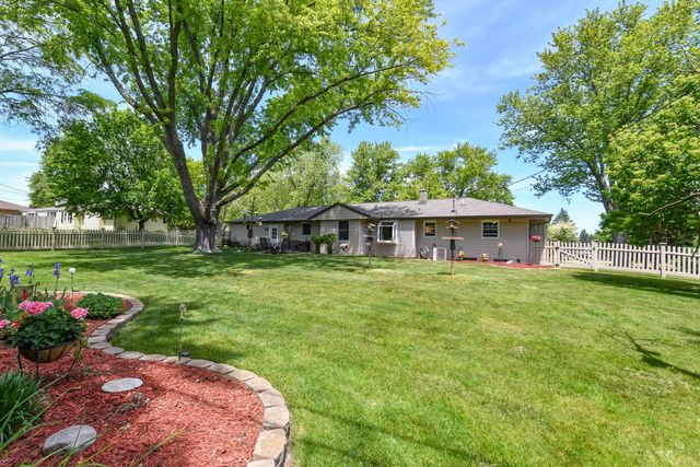 875 Plateau LANE, Waukesha, WI 53186