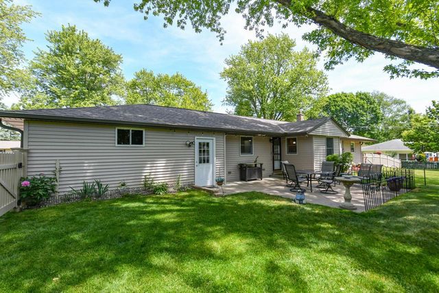 875 Plateau LANE, Waukesha, WI 53186