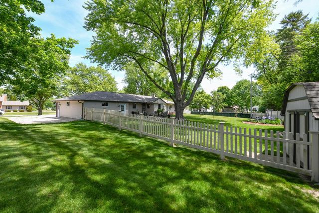 875 Plateau LANE, Waukesha, WI 53186