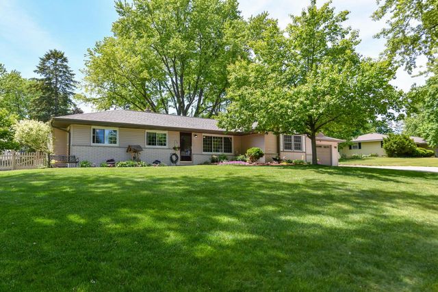 875 Plateau LANE, Waukesha, WI 53186