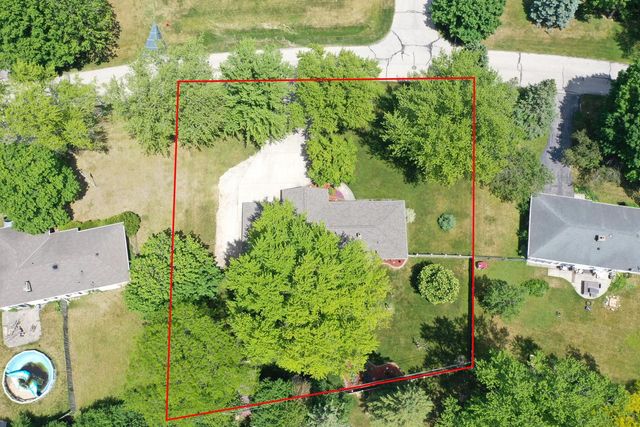 875 Plateau LANE, Waukesha, WI 53186