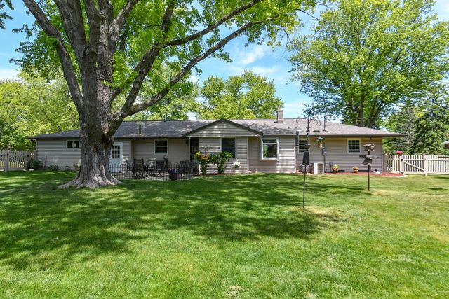 875 Plateau LANE, Waukesha, WI 53186