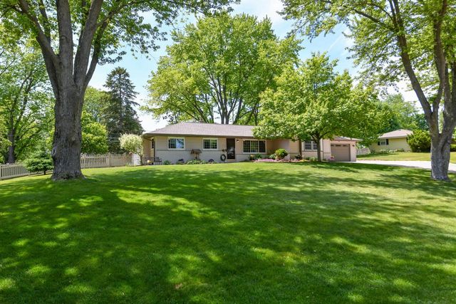 875 Plateau LANE, Waukesha, WI 53186