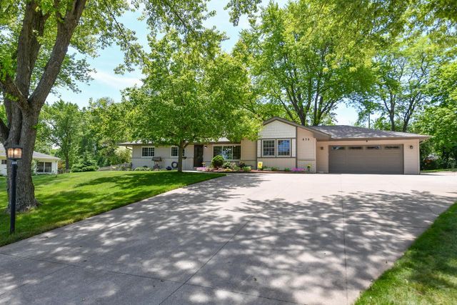 875 Plateau LANE, Waukesha, WI 53186