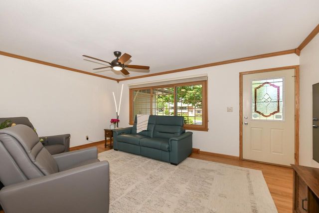 875 Plateau LANE, Waukesha, WI 53186