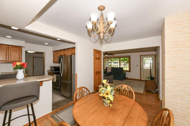 875 Plateau LANE, Waukesha, WI 53186