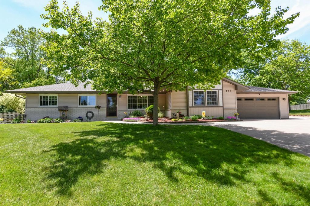 875 Plateau LANE, Waukesha, WI 53186