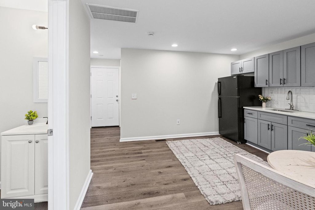 Image 10 of property listing at 5132 PEMBRIDGE AVE, Baltimore, MD 21215