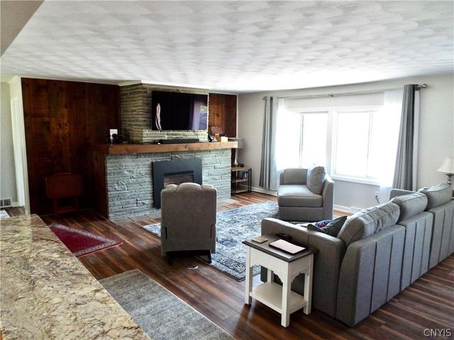 9702 Caughdenoy, Clay, NY 13029