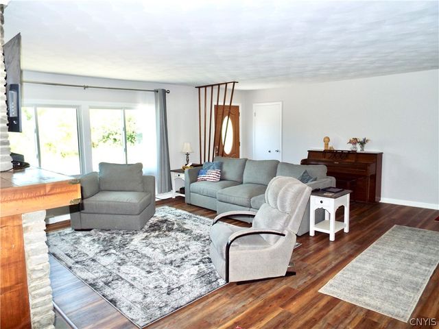 9702 Caughdenoy, Clay, NY 13029
