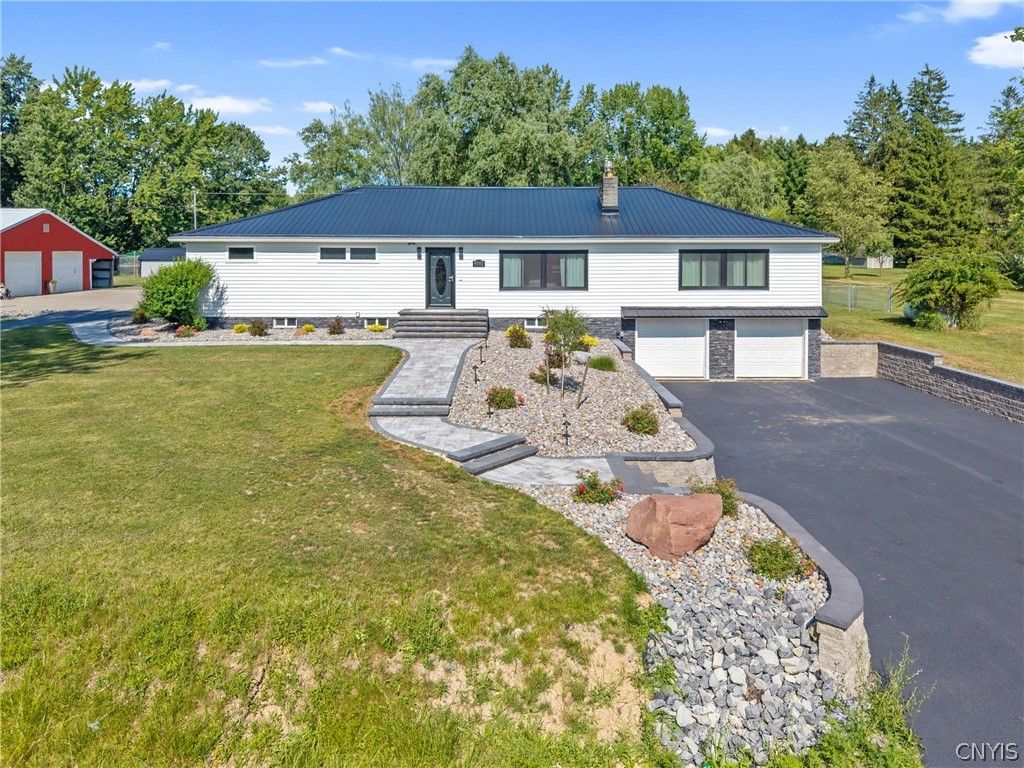 9702 Caughdenoy, Clay, NY 13029