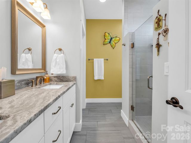 128 Shoeing Box Way, Hendersonville, NC 28792