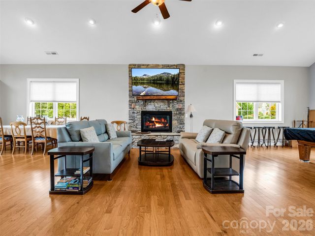 128 Shoeing Box Way, Hendersonville, NC 28792