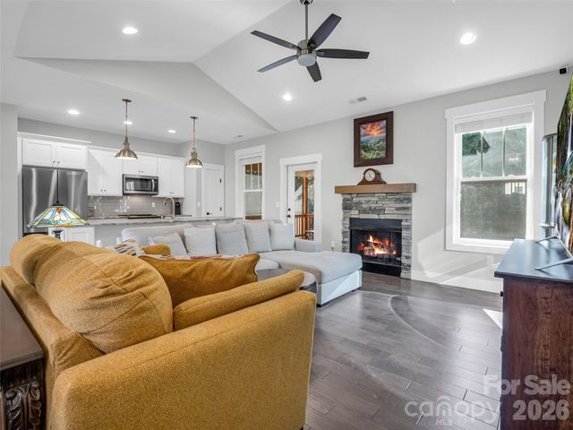 128 Shoeing Box Way, Hendersonville, NC 28792