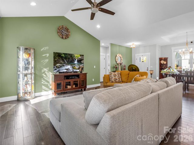 128 Shoeing Box Way, Hendersonville, NC 28792