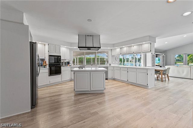 559 Henley DR, Naples, FL 34104