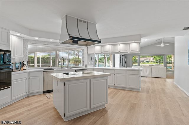 559 Henley DR, Naples, FL 34104