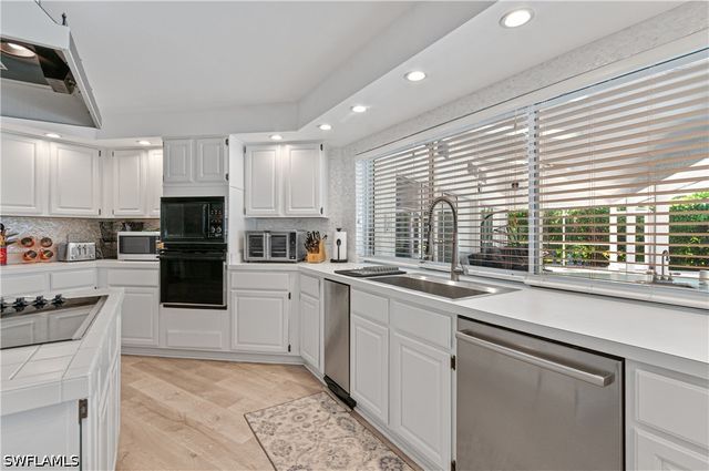 559 Henley DR, Naples, FL 34104