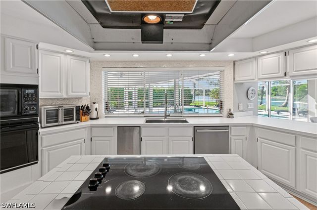 559 Henley DR, Naples, FL 34104
